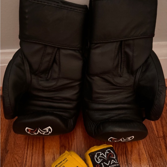 Rival branded gloves - Picture 3 of 4